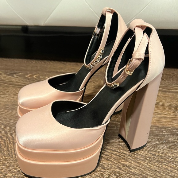 Shoes - Gorgeous champagne colored heels